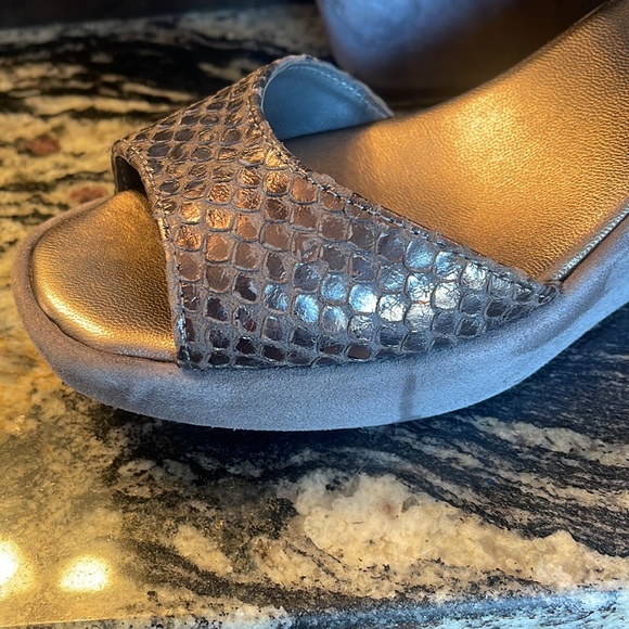 Size 9 Johnston and Murphy Wedge Sandals - Picture 7 of 7